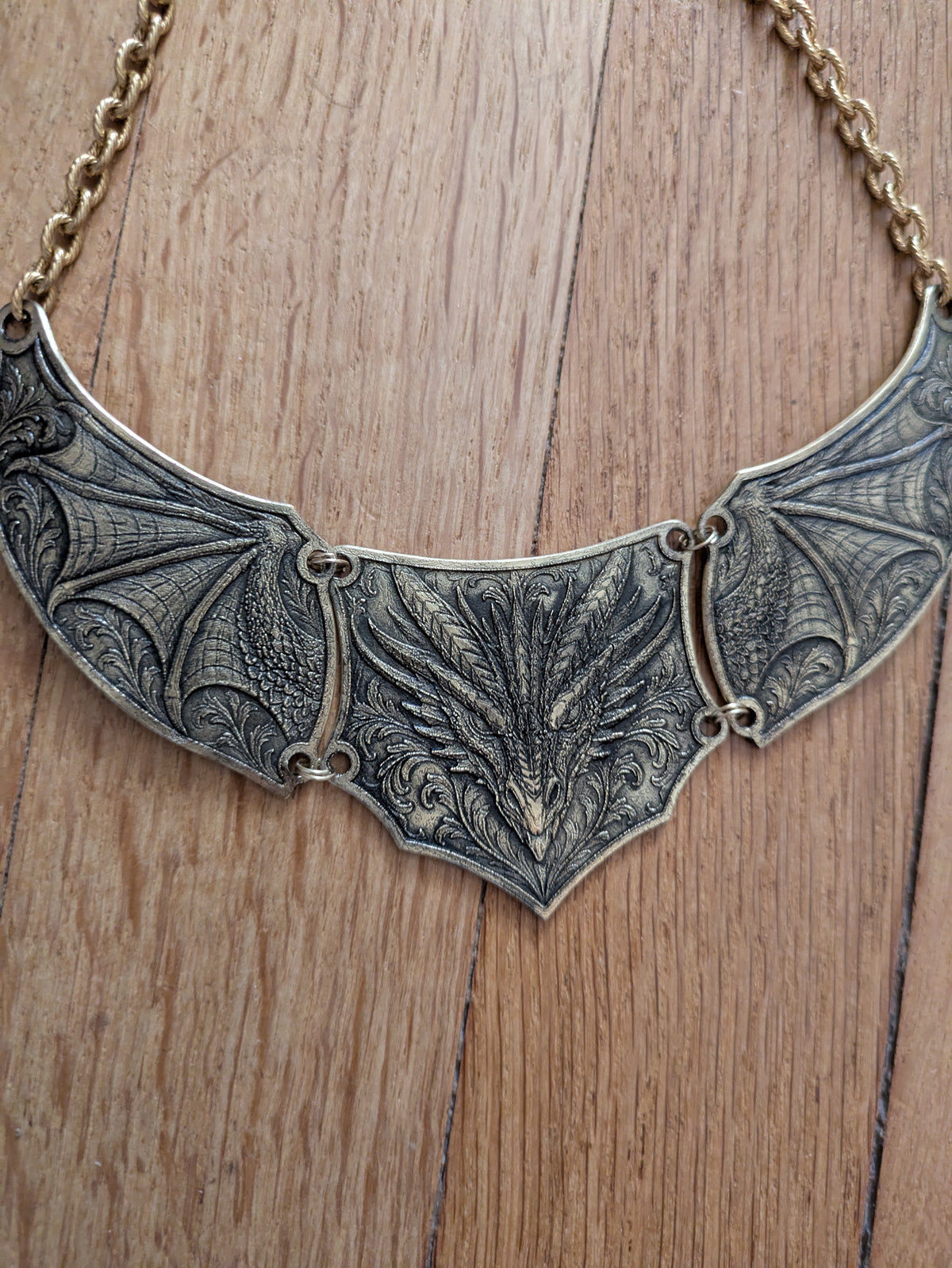 Collier armure Dragon articulé: Ras-le-cou en laiton embossé style Dark Fantasy