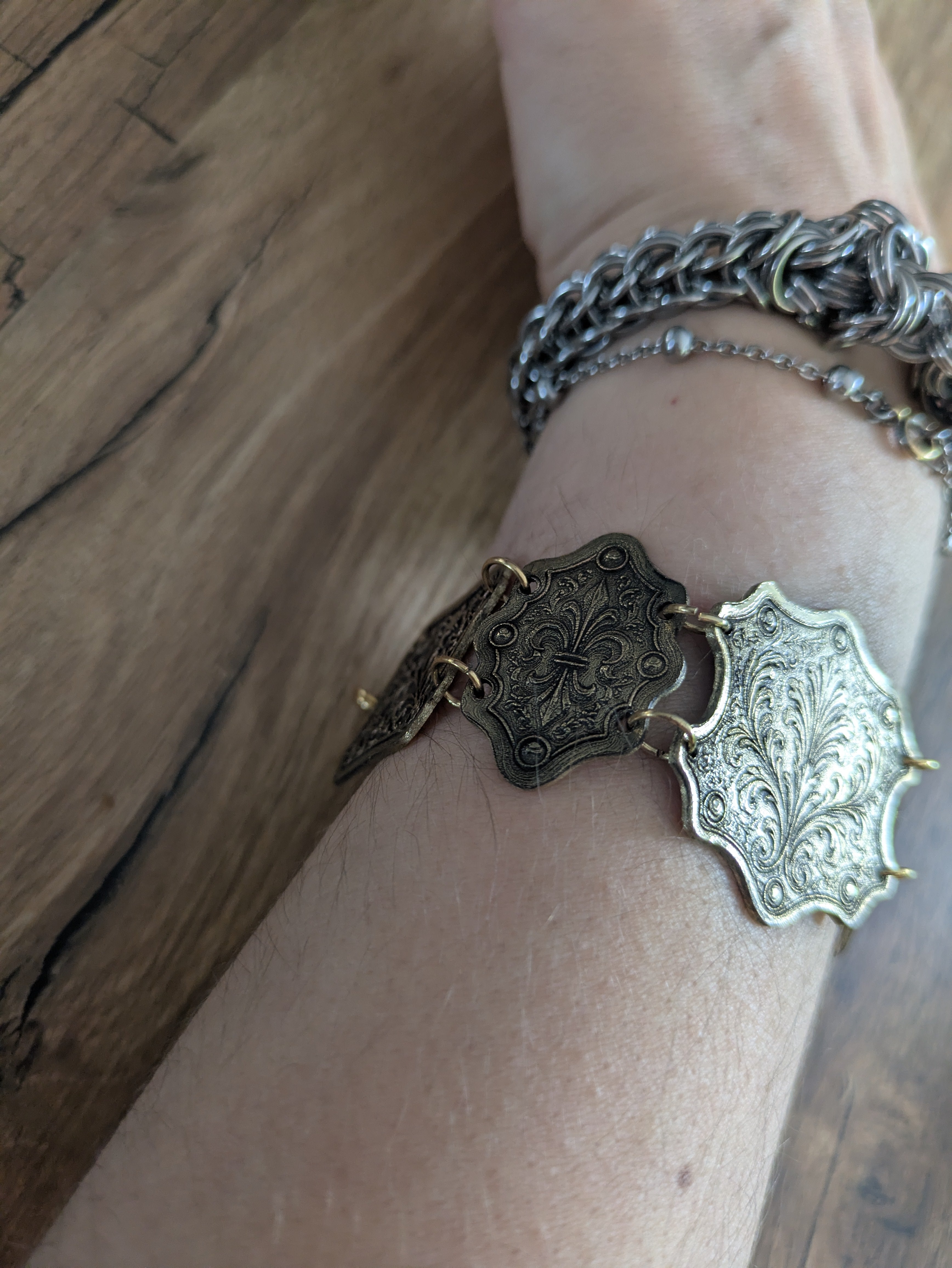 Bracelet Médiéval Laiton Acanthe – Articulé Cotte de Maille Doré