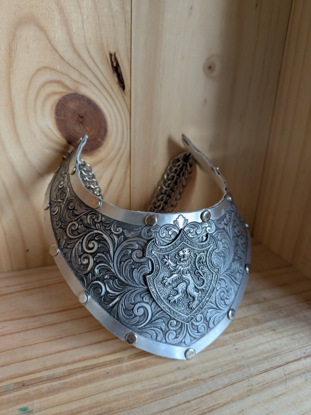 Collier Plastron Gorget – Blason Lion Héraldique Aluminium
