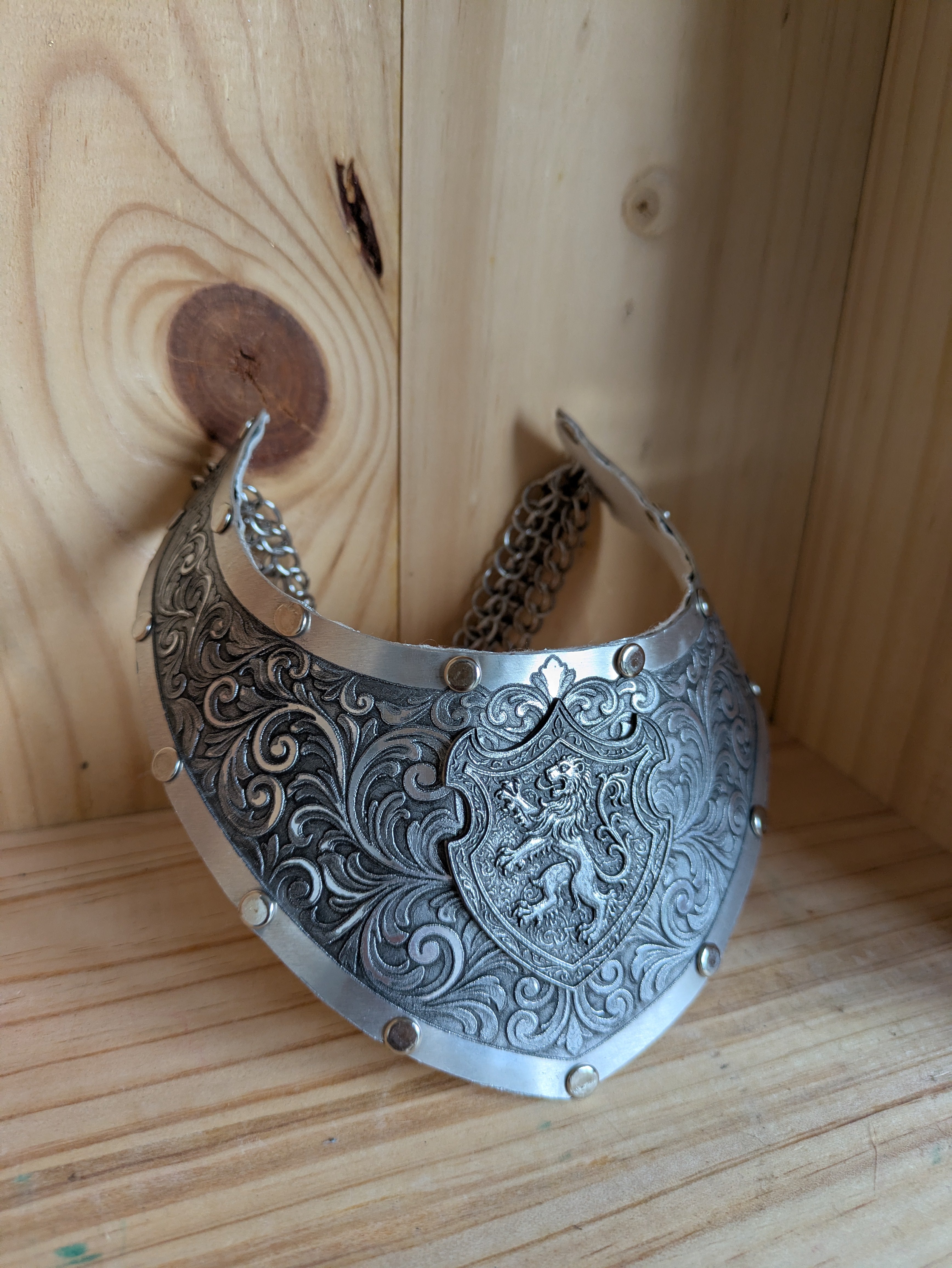 Collier Plastron Gorget – Blason Lion Héraldique Aluminium