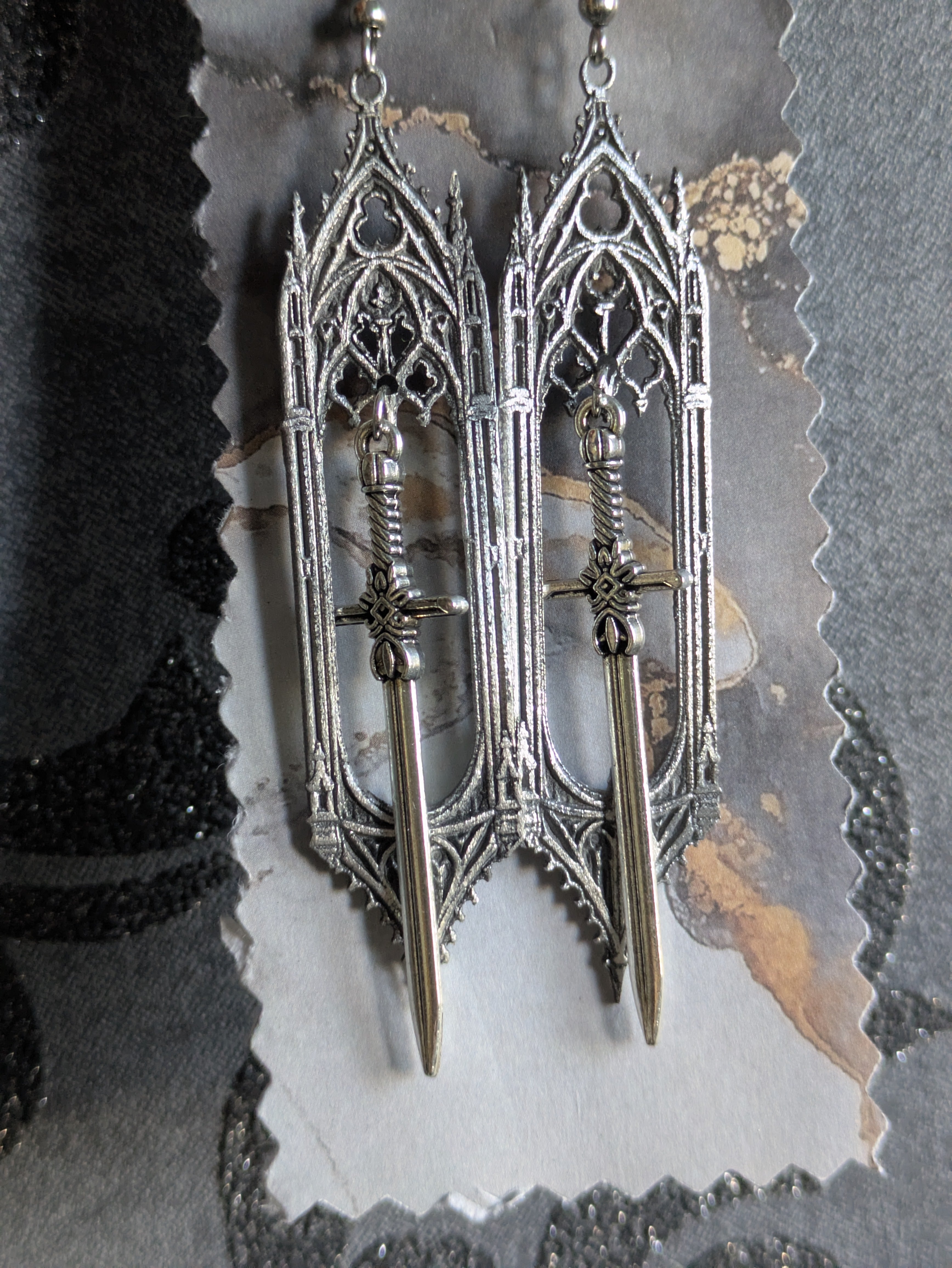 Boucles d'oreilles Épée Gothique en Aluminium – Bijoux Cathédrale Médiévaux Fantasy | Tokyo Stories