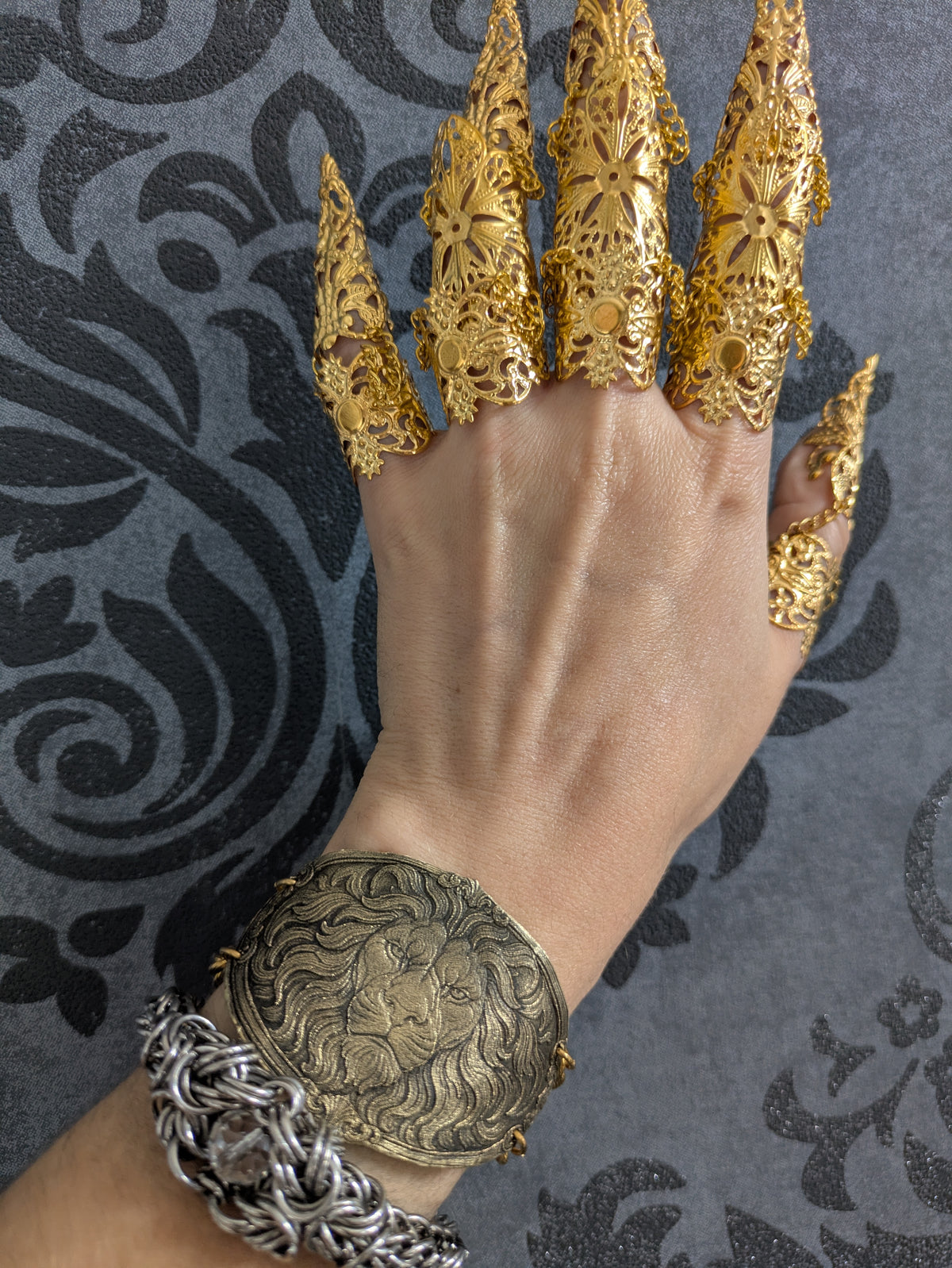Bracelet Lion Medievalcore en laiton embossé – Shield Cuff, bijou d’armure Knightcore & Dark Fantasy