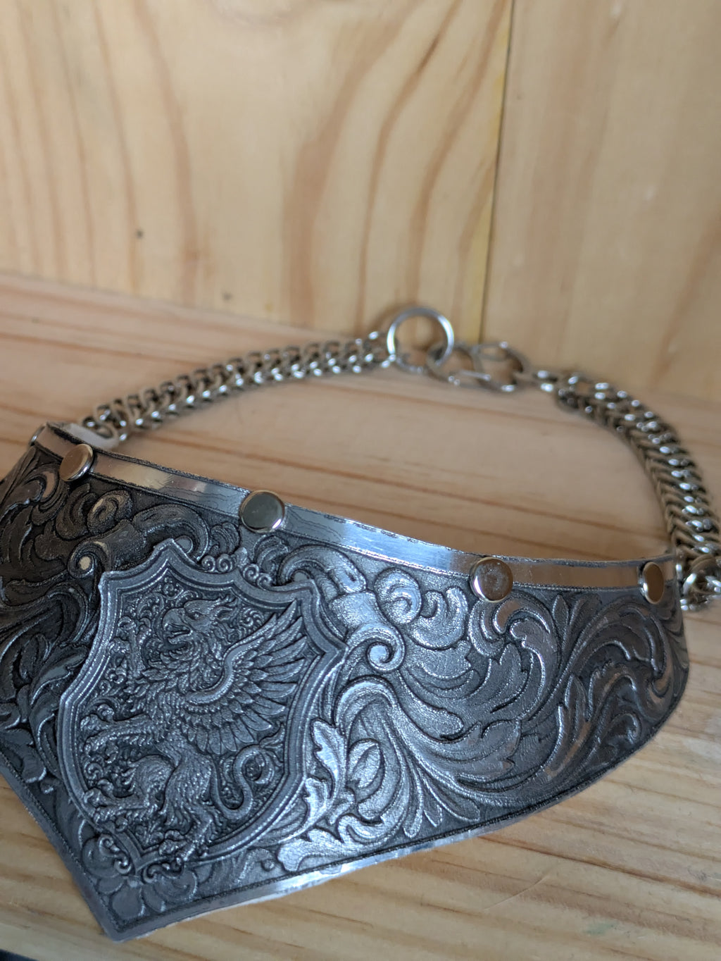 Collier Plastron Gorget – Blason Griffon Héraldique Aluminium