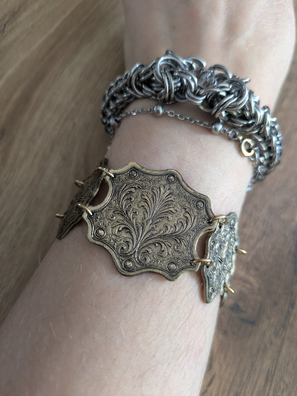 Bracelet Médiéval Laiton Acanthe – Articulé Cotte de Maille Doré