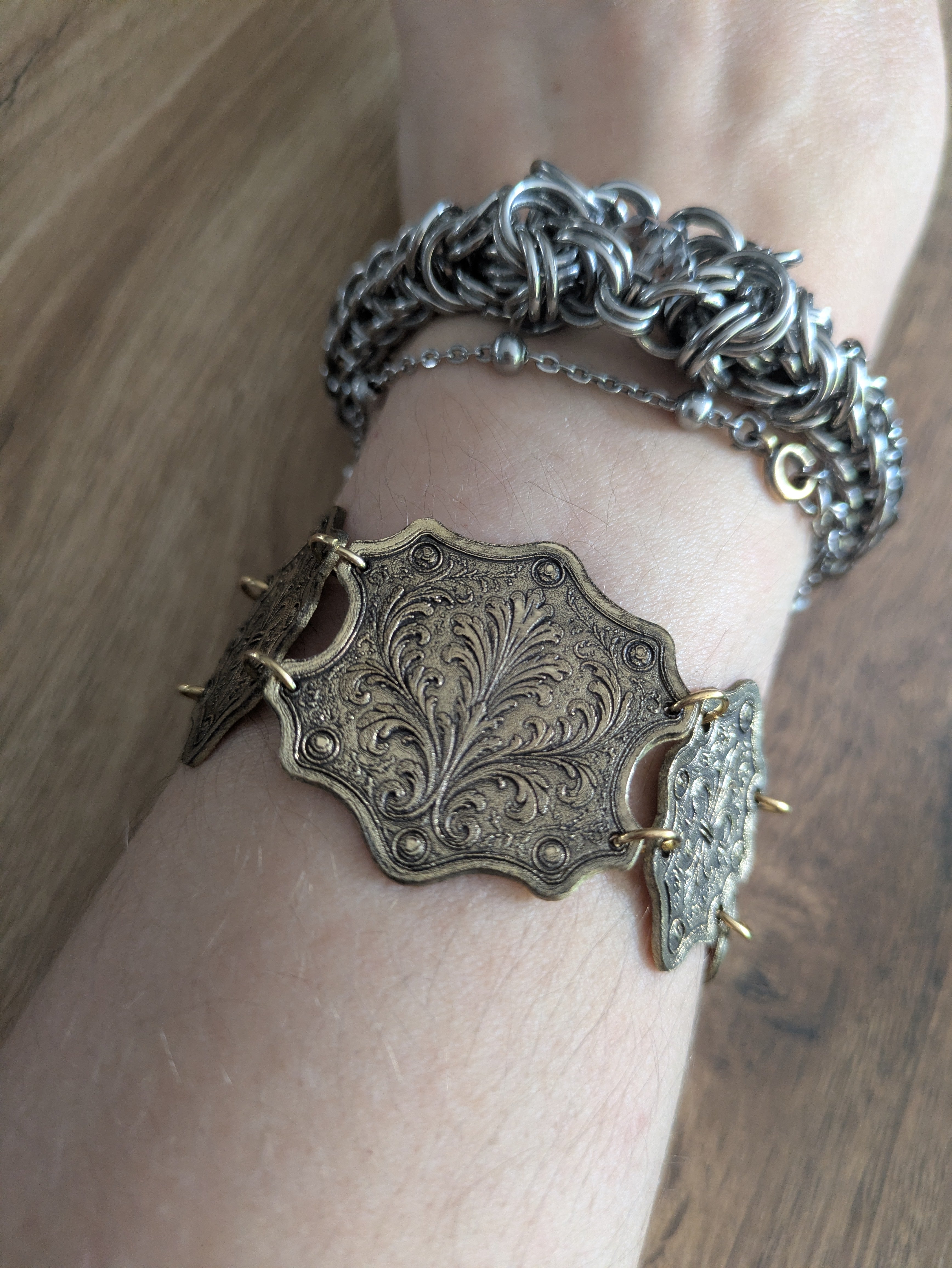 Bracelet Médiéval Laiton Acanthe – Articulé Cotte de Maille Doré