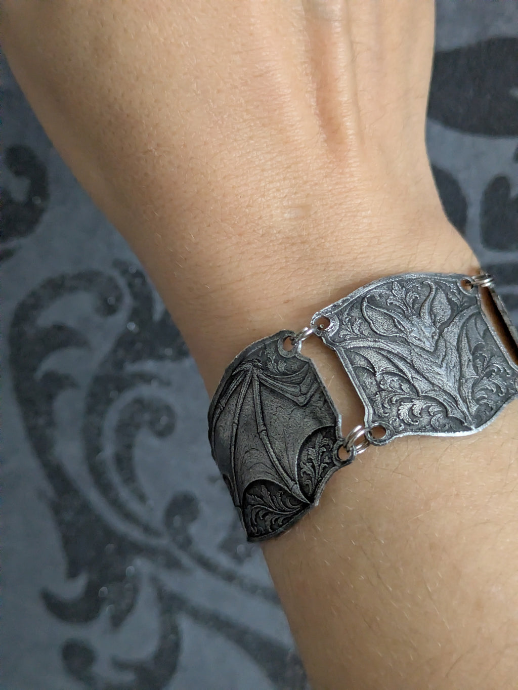 Bracelet Chauve-Souris Enchaînée – Bracelet Armure Articulé en Aluminium Embossé – Medievalcore, Gothique & Dark Fantasy