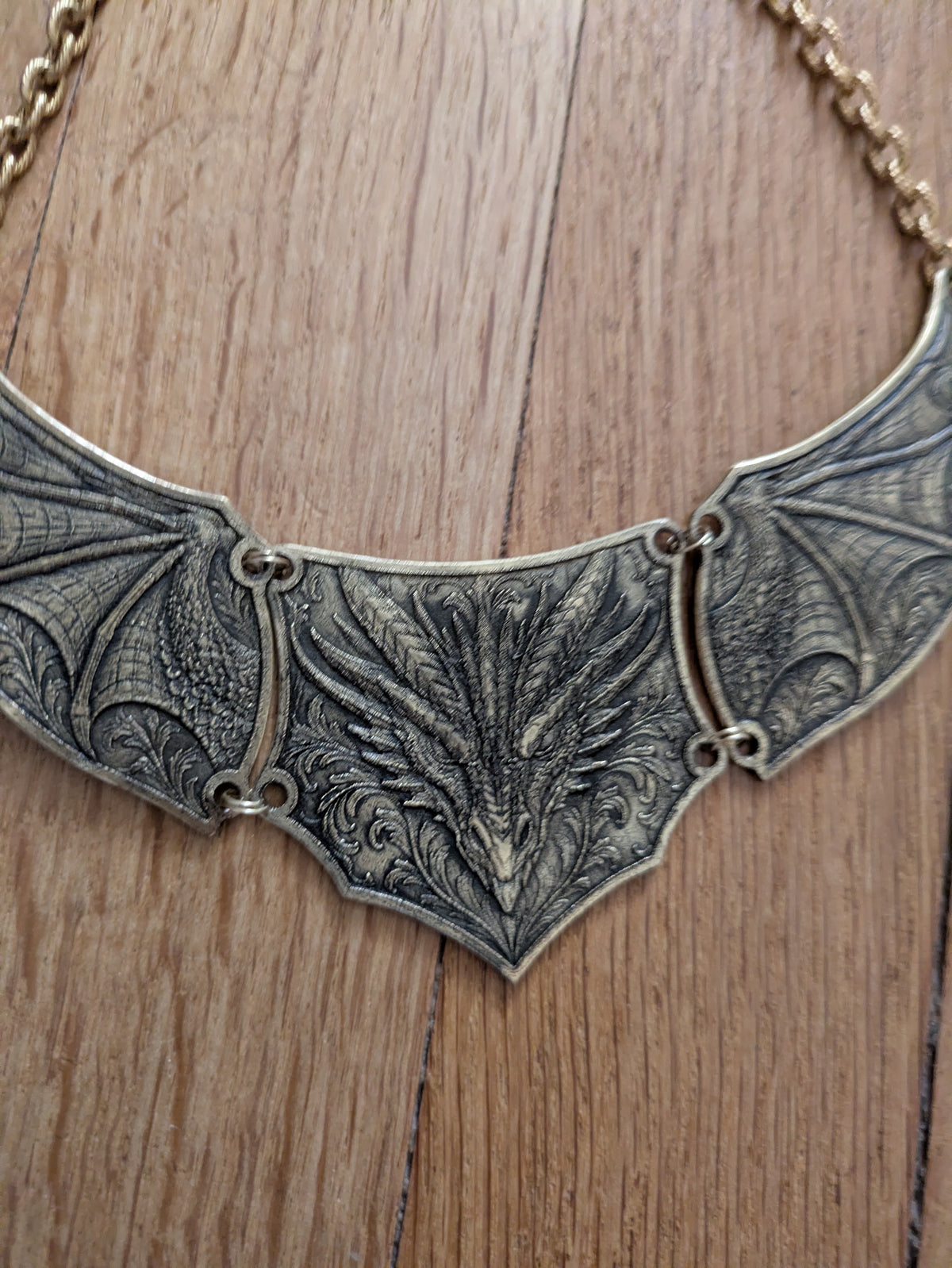 Collier armure Dragon articulé: Ras-le-cou en laiton embossé style Dark Fantasy