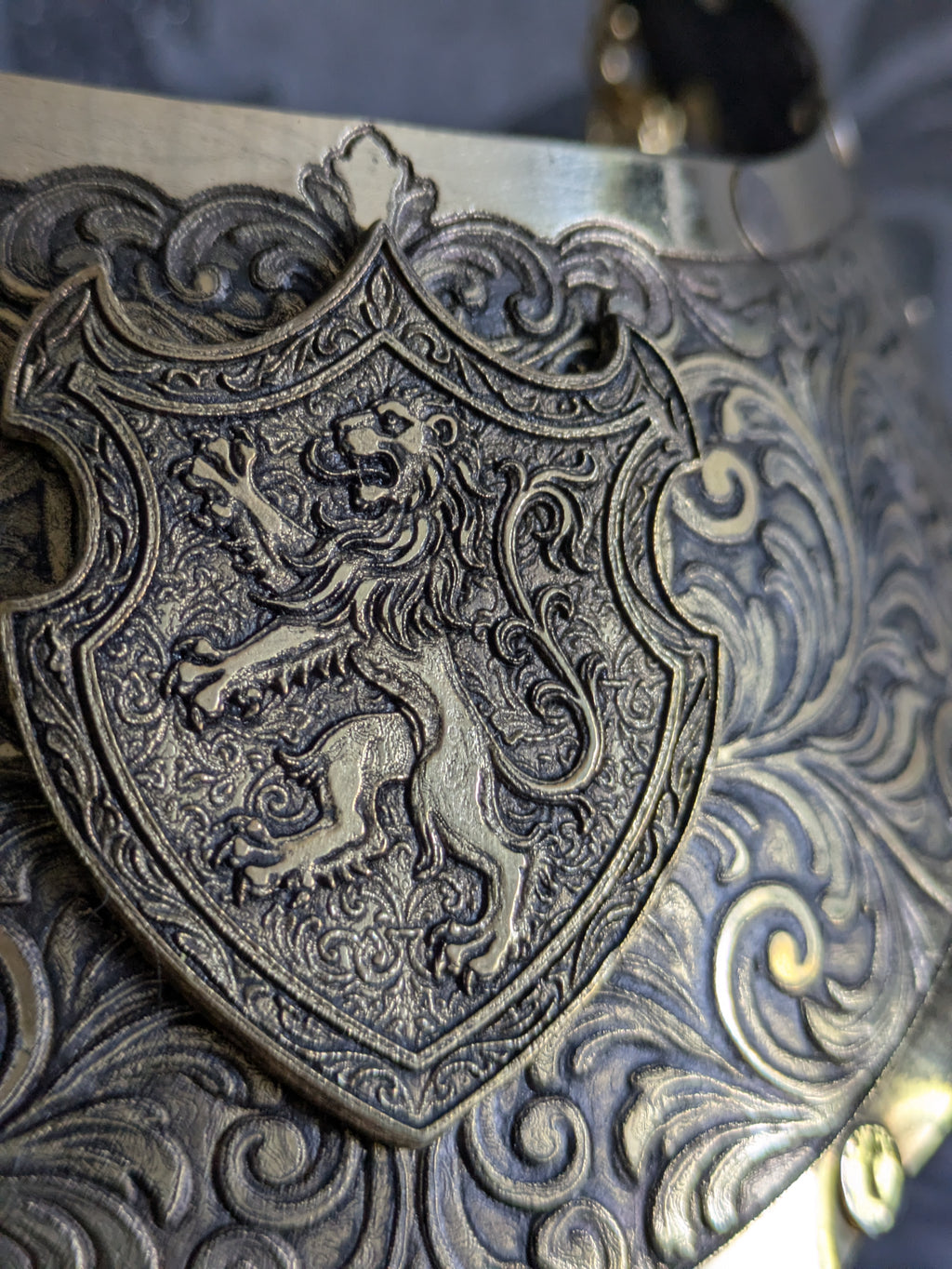 Collier Plastron Gorget – Blason Lion Héraldique Laiton