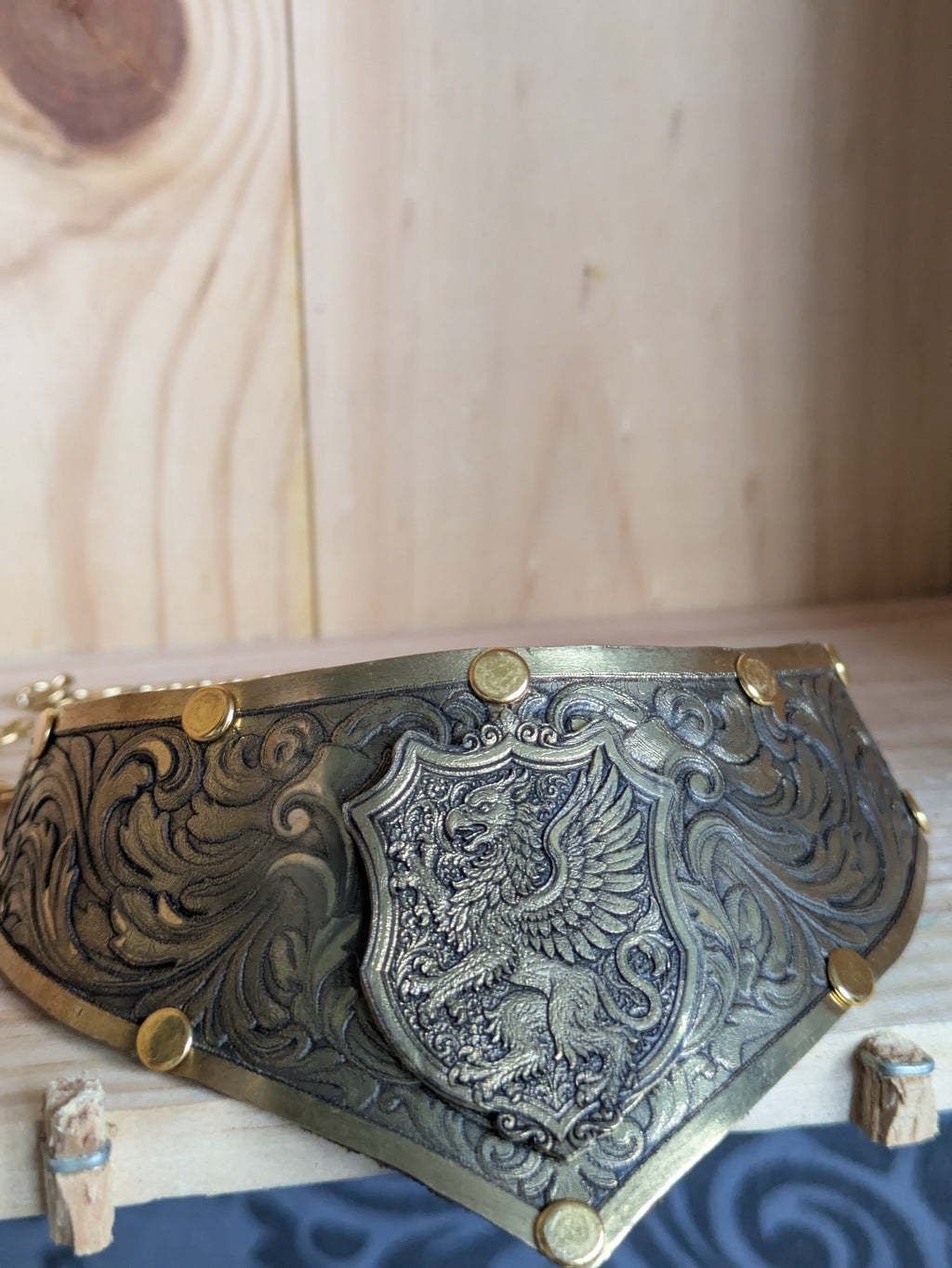 Collier Plastron Gorget Laiton – Blason Griffon Héraldique