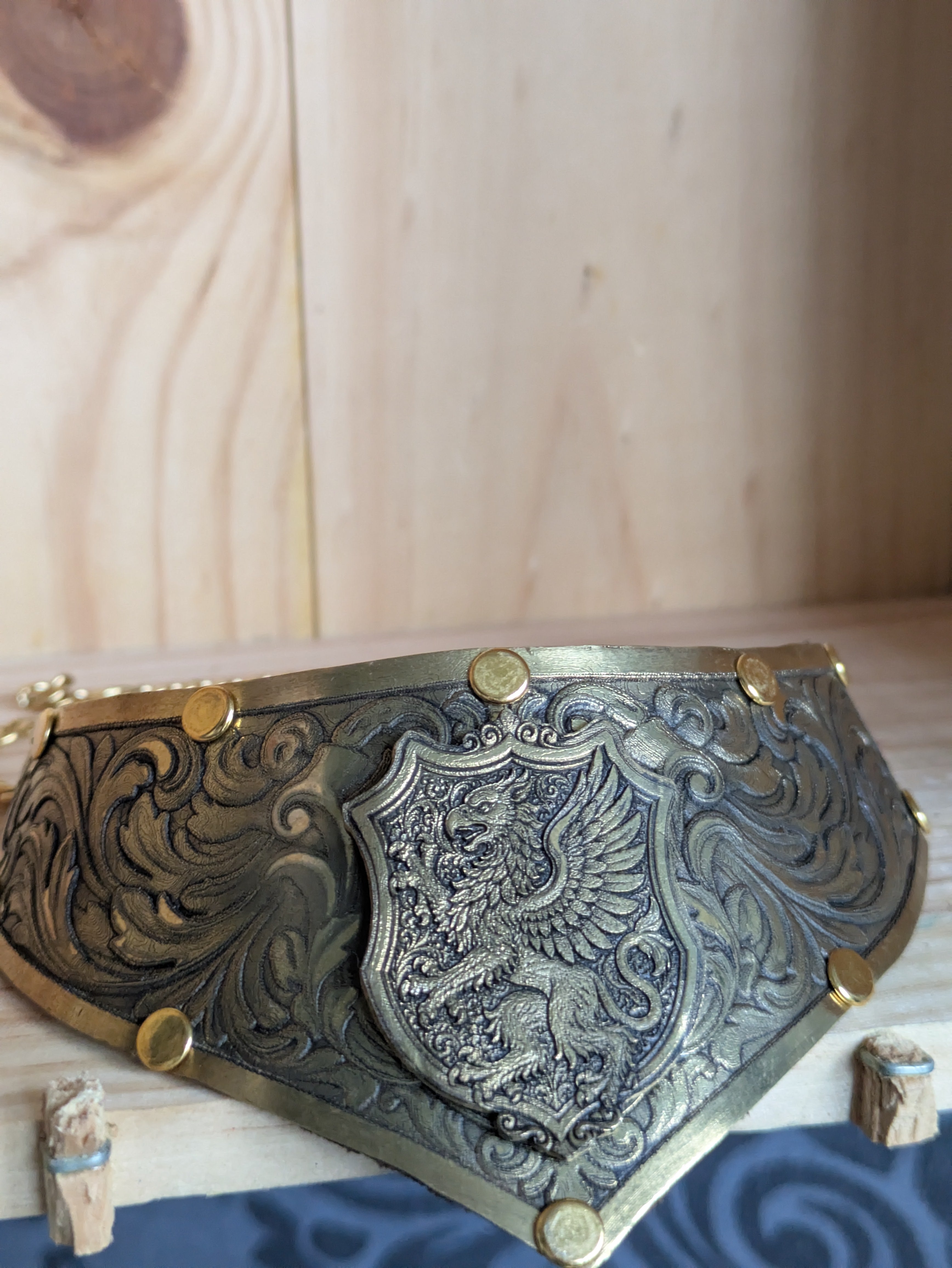 Collier Plastron Gorget Laiton – Blason Griffon Héraldique