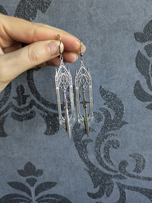 Boucles d'oreilles Épée Gothique en Aluminium – Bijoux Cathédrale Médiévaux Fantasy | Tokyo Stories