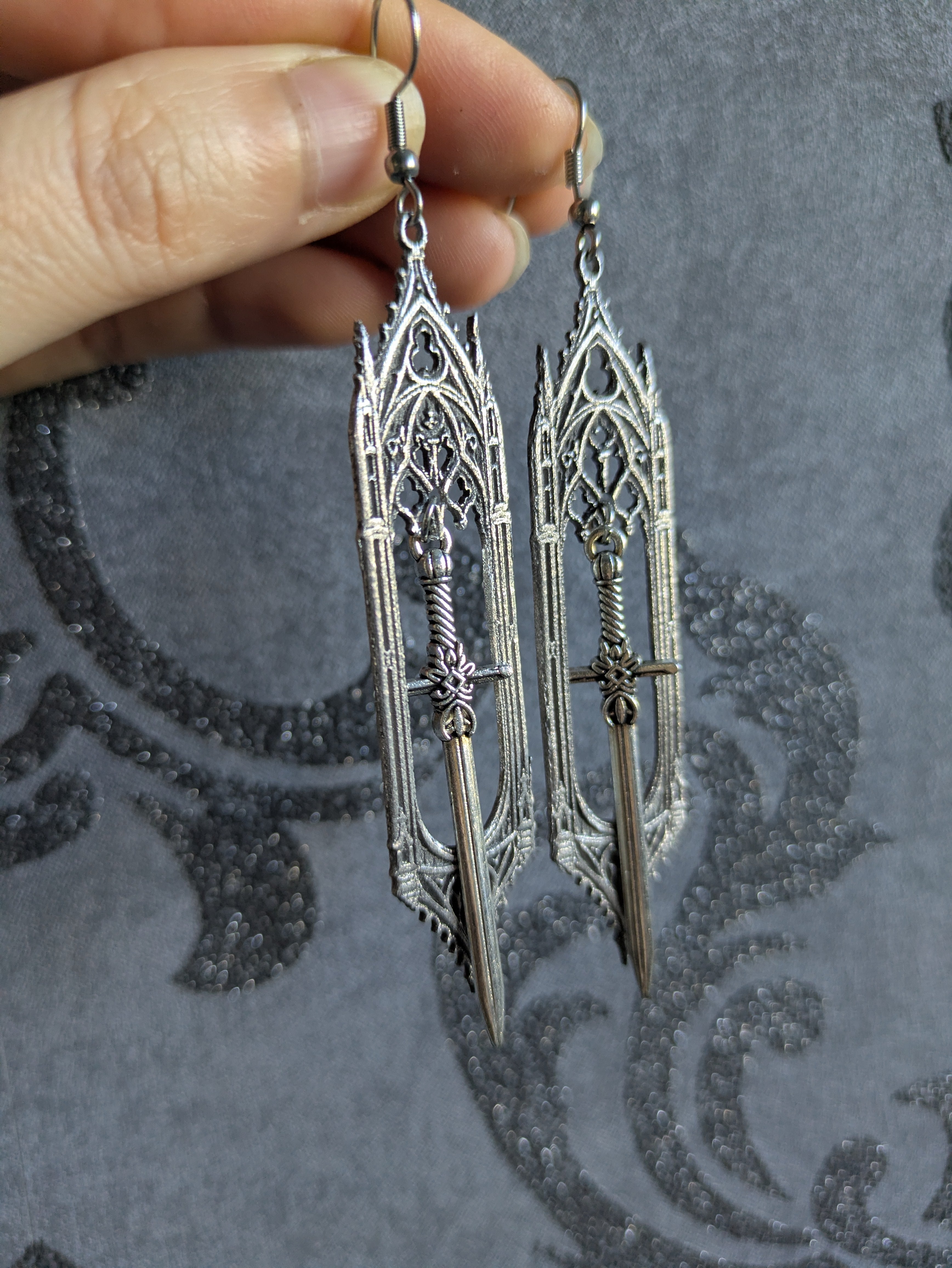 Boucles d'oreilles Épée Gothique en Aluminium – Bijoux Cathédrale Médiévaux Fantasy | Tokyo Stories