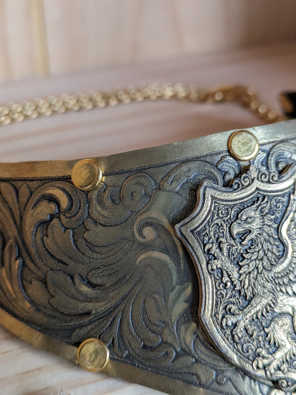 Collier Plastron Gorget Laiton – Blason Griffon Héraldique
