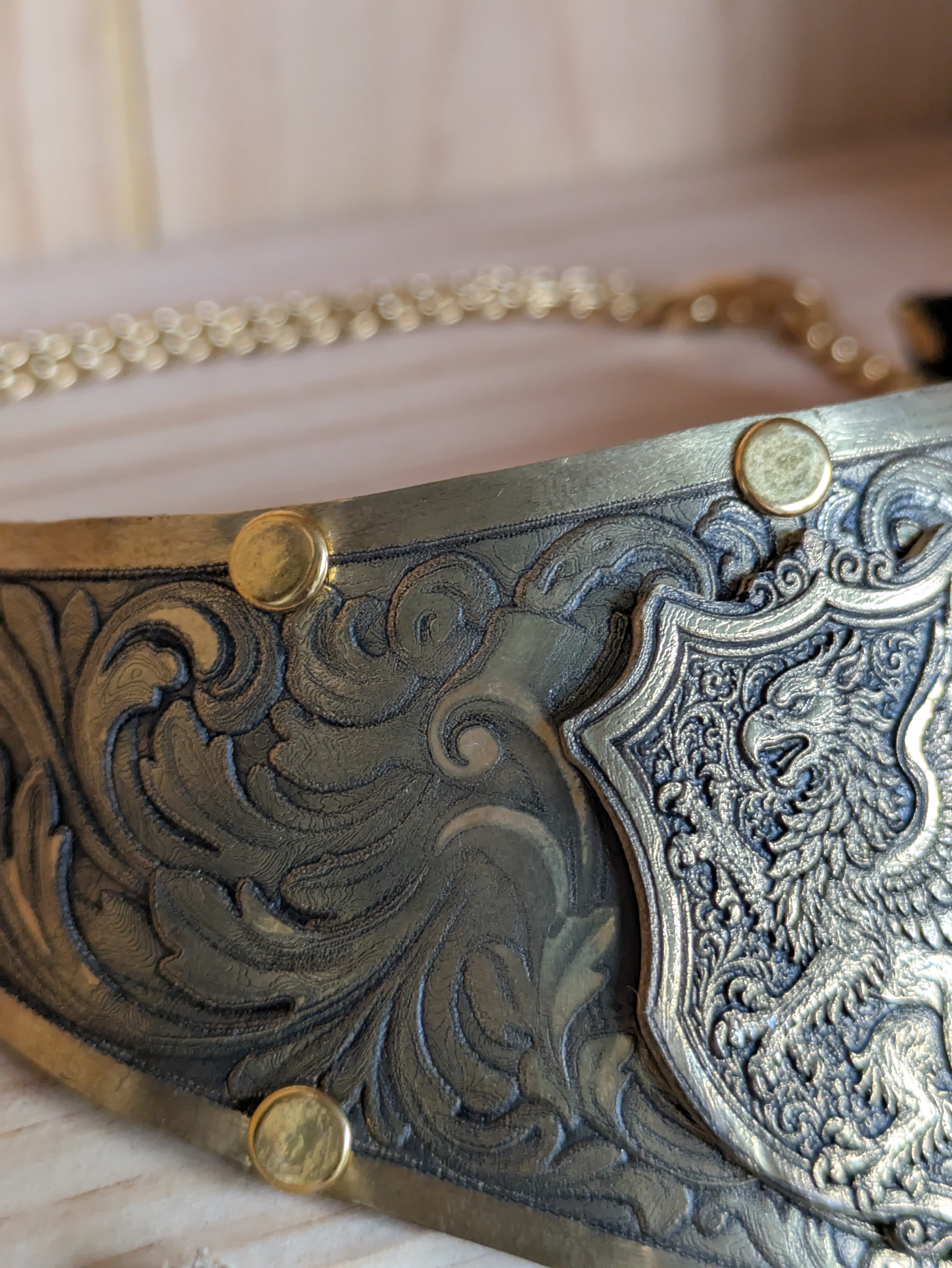 Collier Plastron Gorget Laiton – Blason Griffon Héraldique