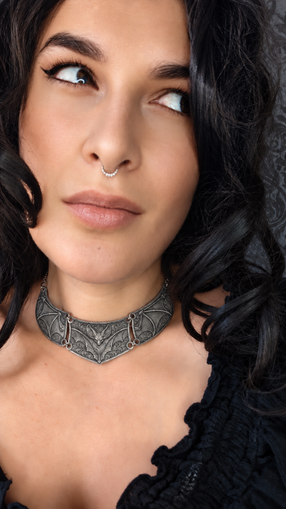 Collier Chauve-Souris – Torque Ras-de-Cou Articulé en Aluminium Embossé – Gothique, Medievalcore & Dark Fantasy