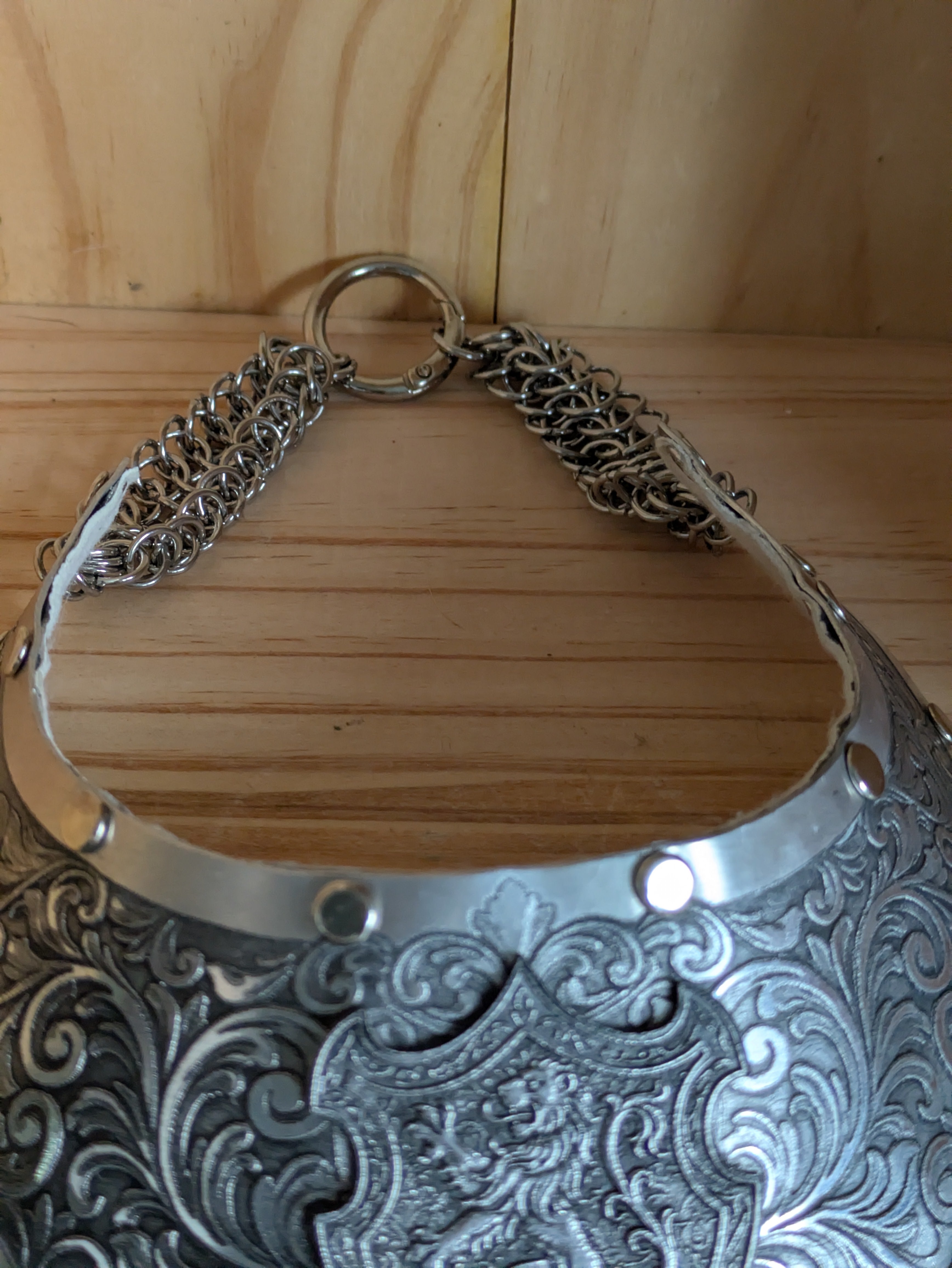 Collier Plastron Gorget – Blason Lion Héraldique Aluminium