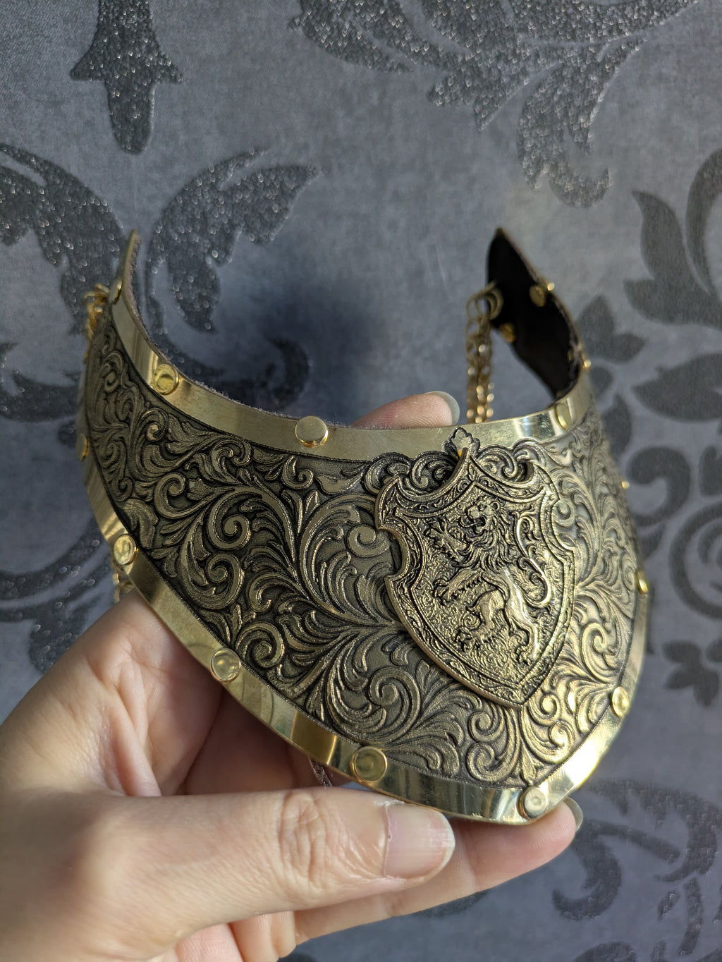 Collier Plastron Gorget – Blason Lion Héraldique Laiton