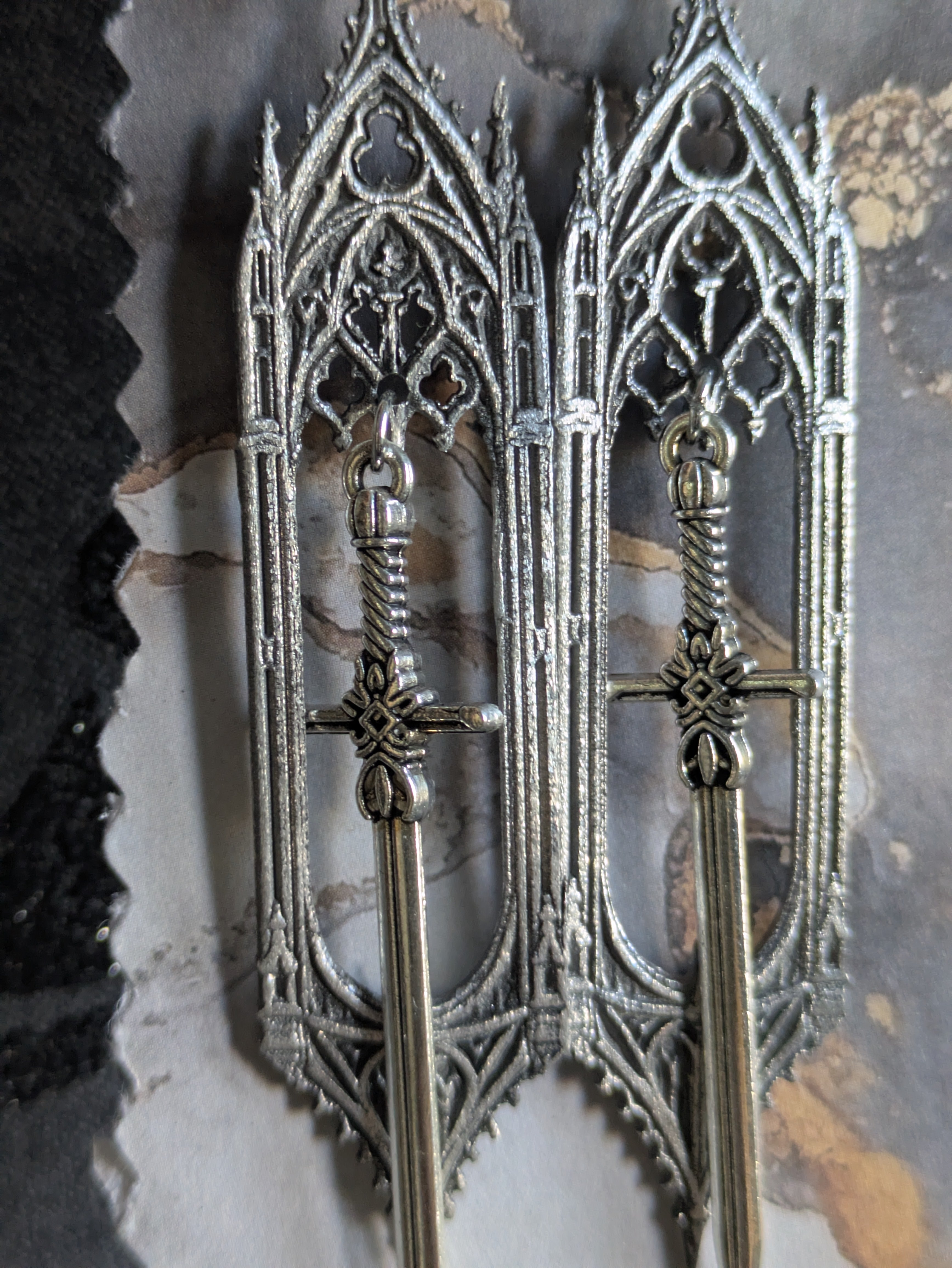 Boucles d'oreilles Épée Gothique en Aluminium – Bijoux Cathédrale Médiévaux Fantasy | Tokyo Stories
