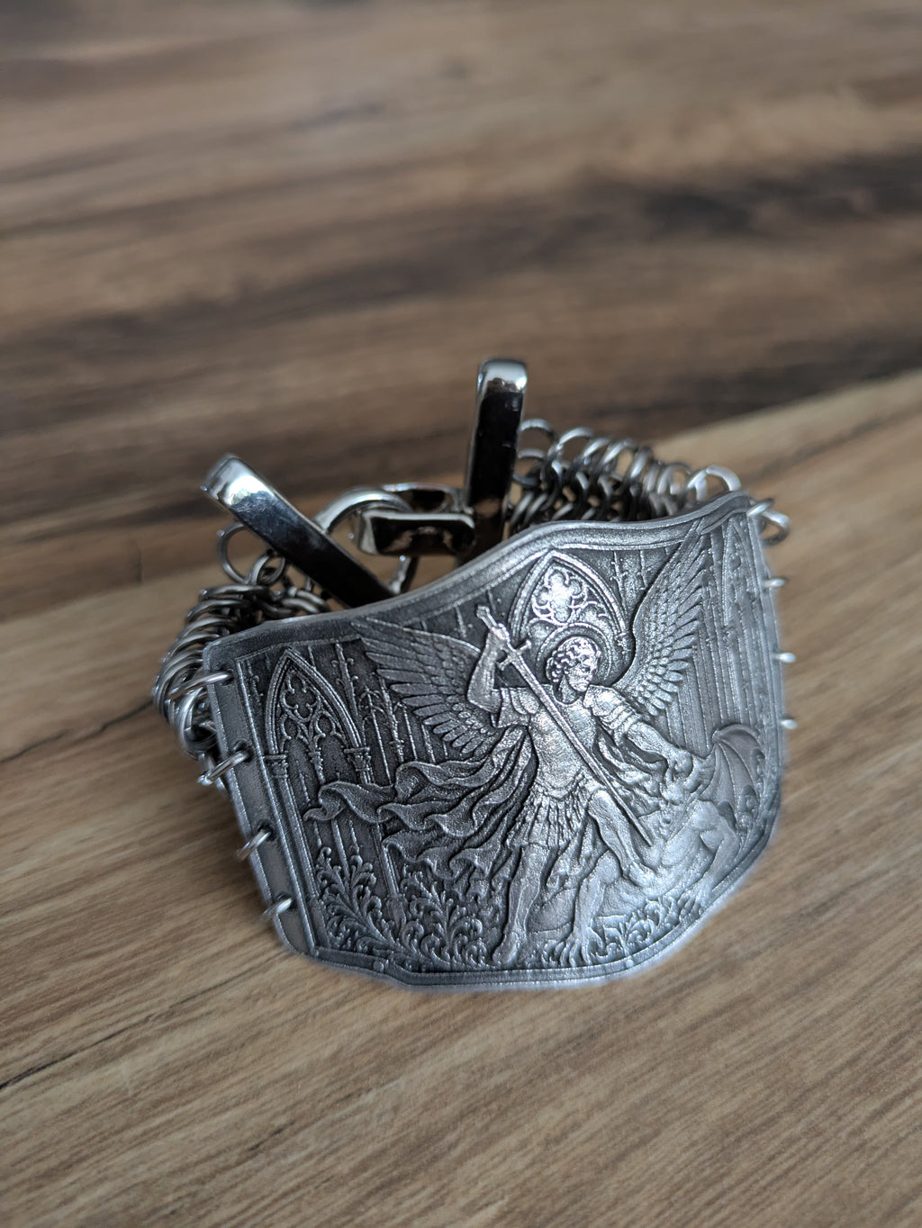 Bracelet Armure Saint Michel Terrassant le Démon – Bijou Medievalcore & Cotte de Maille