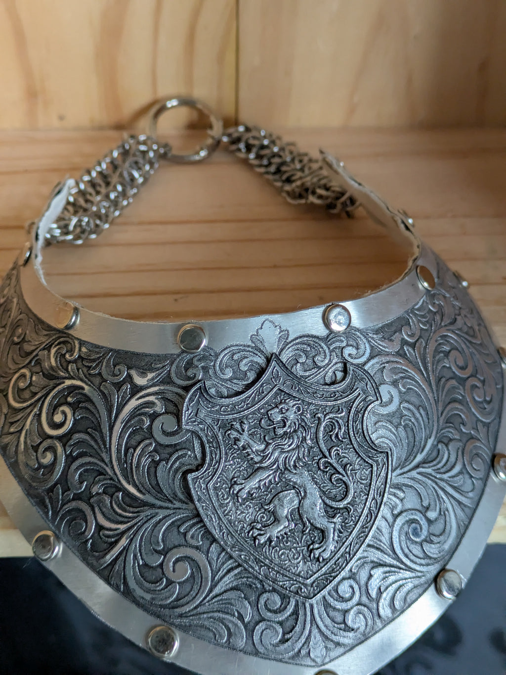 Collier Plastron Gorget – Blason Lion Héraldique Aluminium