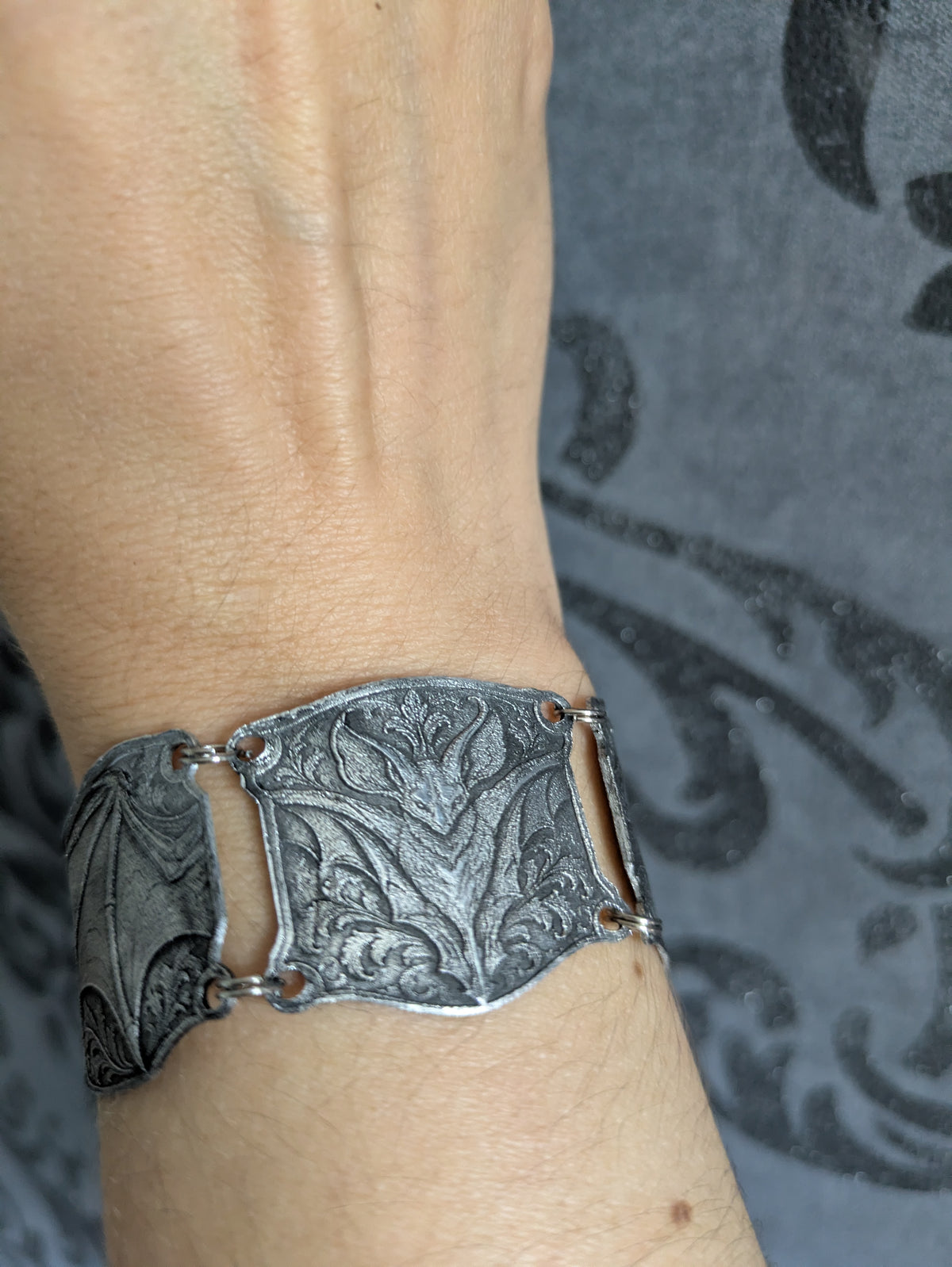 Bracelet Chauve-Souris Enchaînée – Bracelet Armure Articulé en Aluminium Embossé – Medievalcore, Gothique & Dark Fantasy