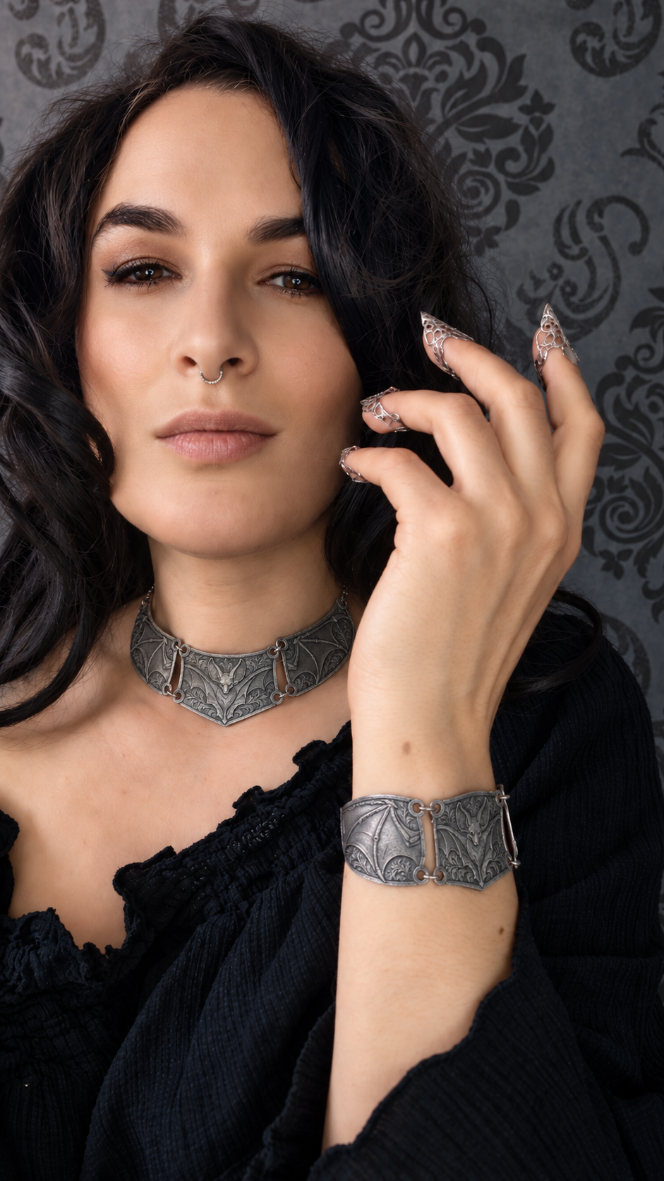 Collier Chauve-Souris – Torque Ras-de-Cou Articulé en Aluminium Embossé – Gothique, Medievalcore & Dark Fantasy