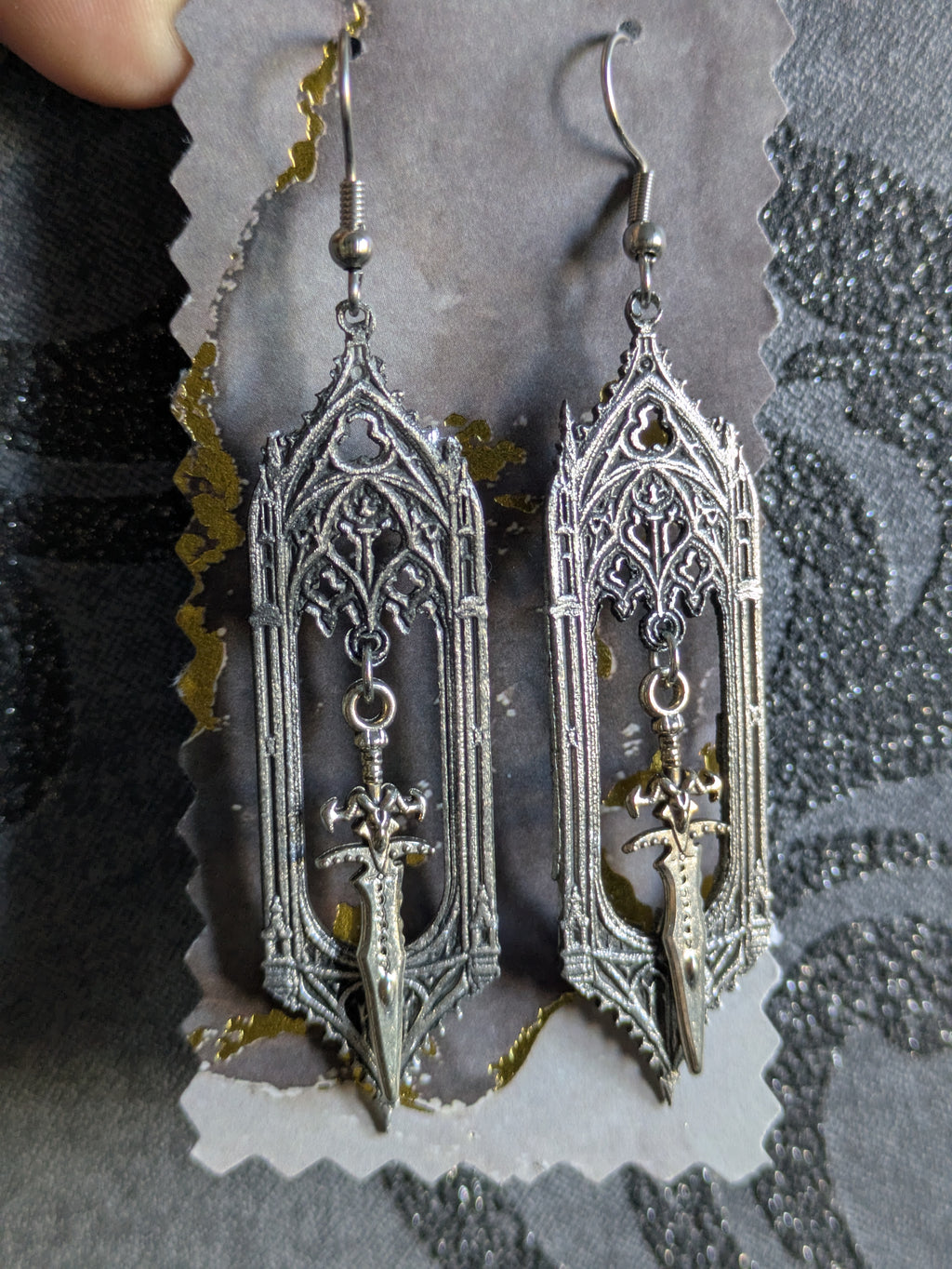 Boucles d'oreilles Épée Gothique en Aluminium – Bijoux Cathédrale Médiévaux Fantasy | Tokyo Stories