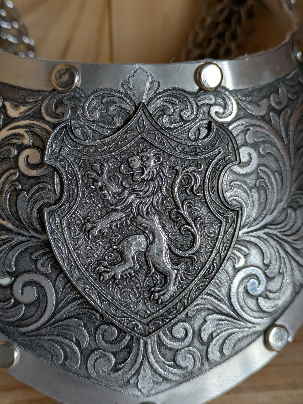 Collier Plastron Gorget – Blason Lion Héraldique Aluminium