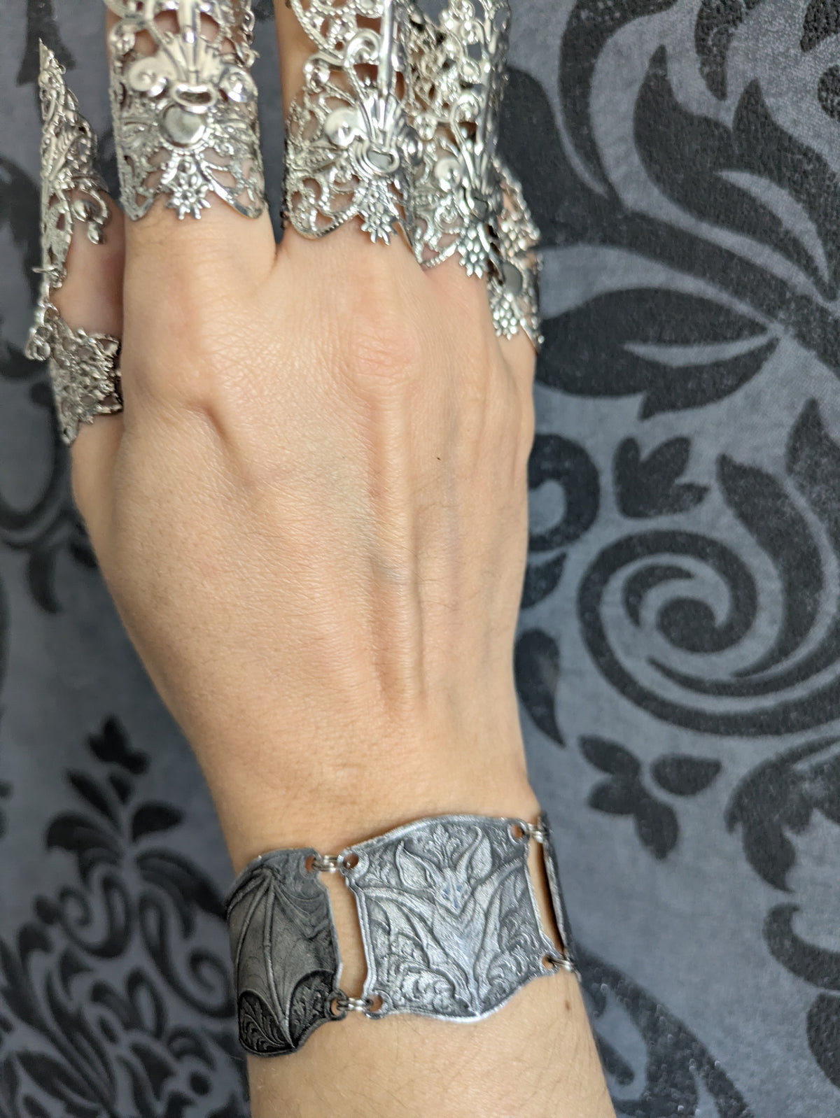 Bracelet Chauve-Souris Enchaînée – Bracelet Armure Articulé en Aluminium Embossé – Medievalcore, Gothique & Dark Fantasy