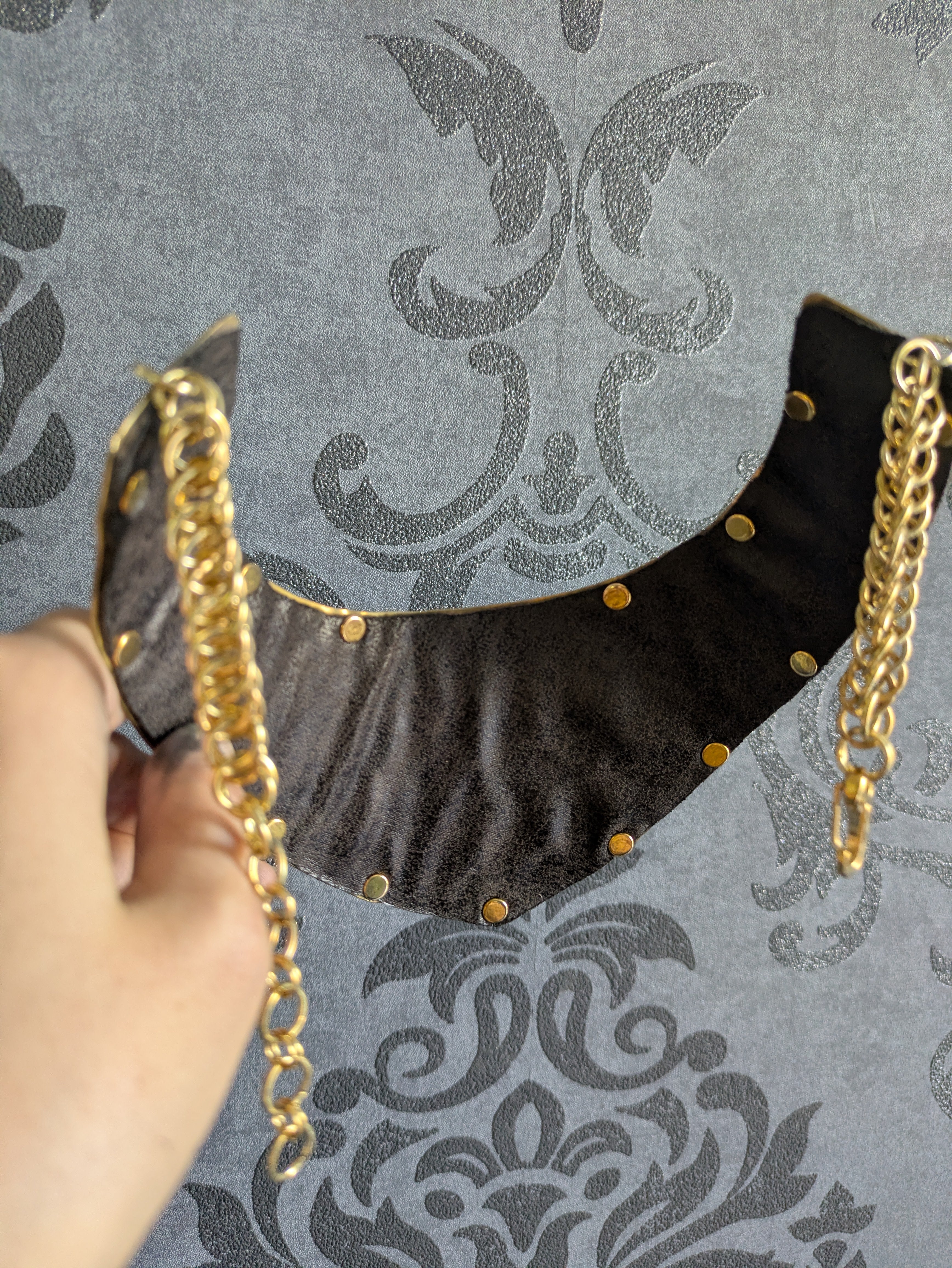 Collier Plastron Gorget – Blason Lion Héraldique Laiton