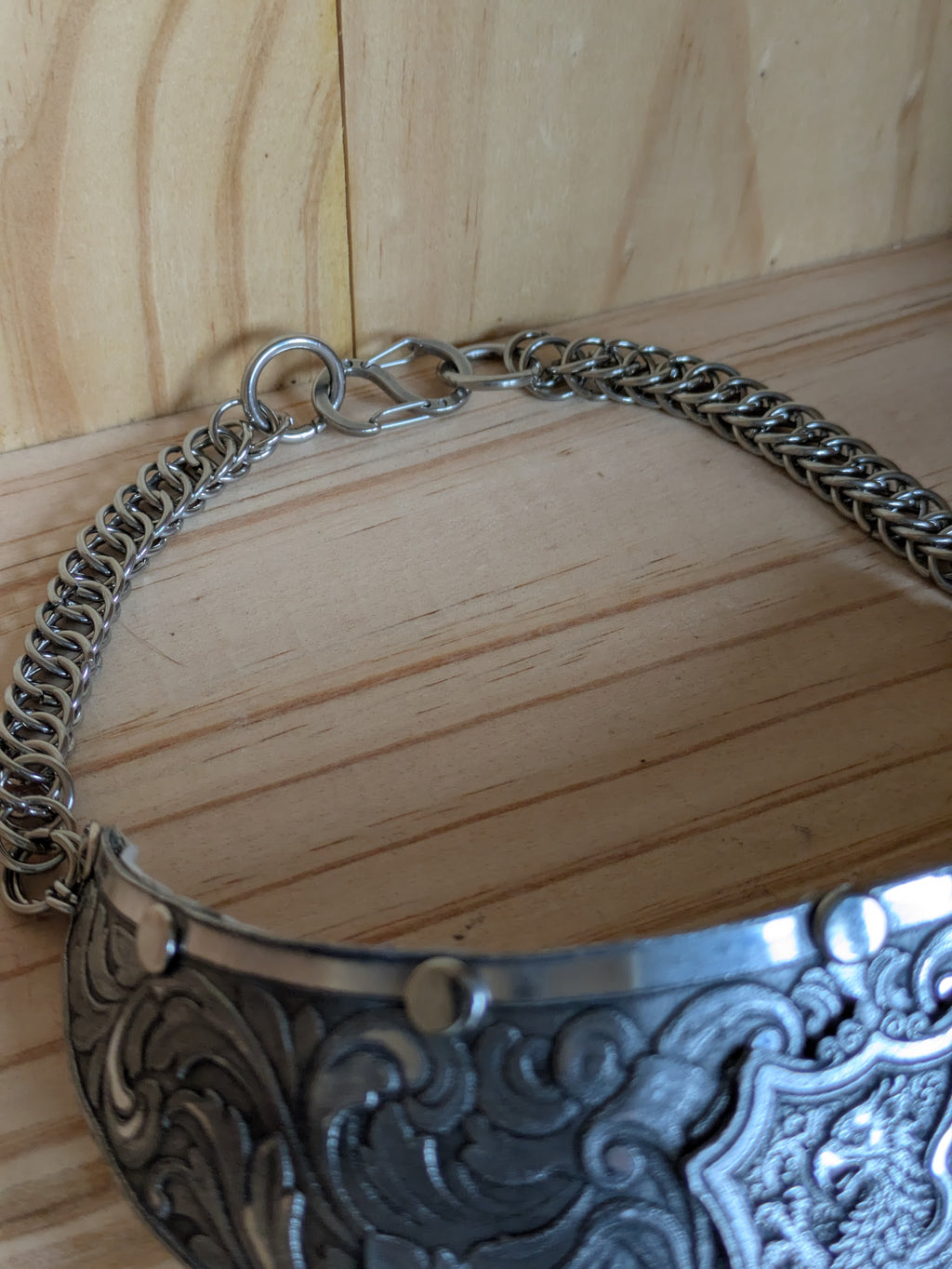 Collier Plastron Gorget – Blason Griffon Héraldique Aluminium