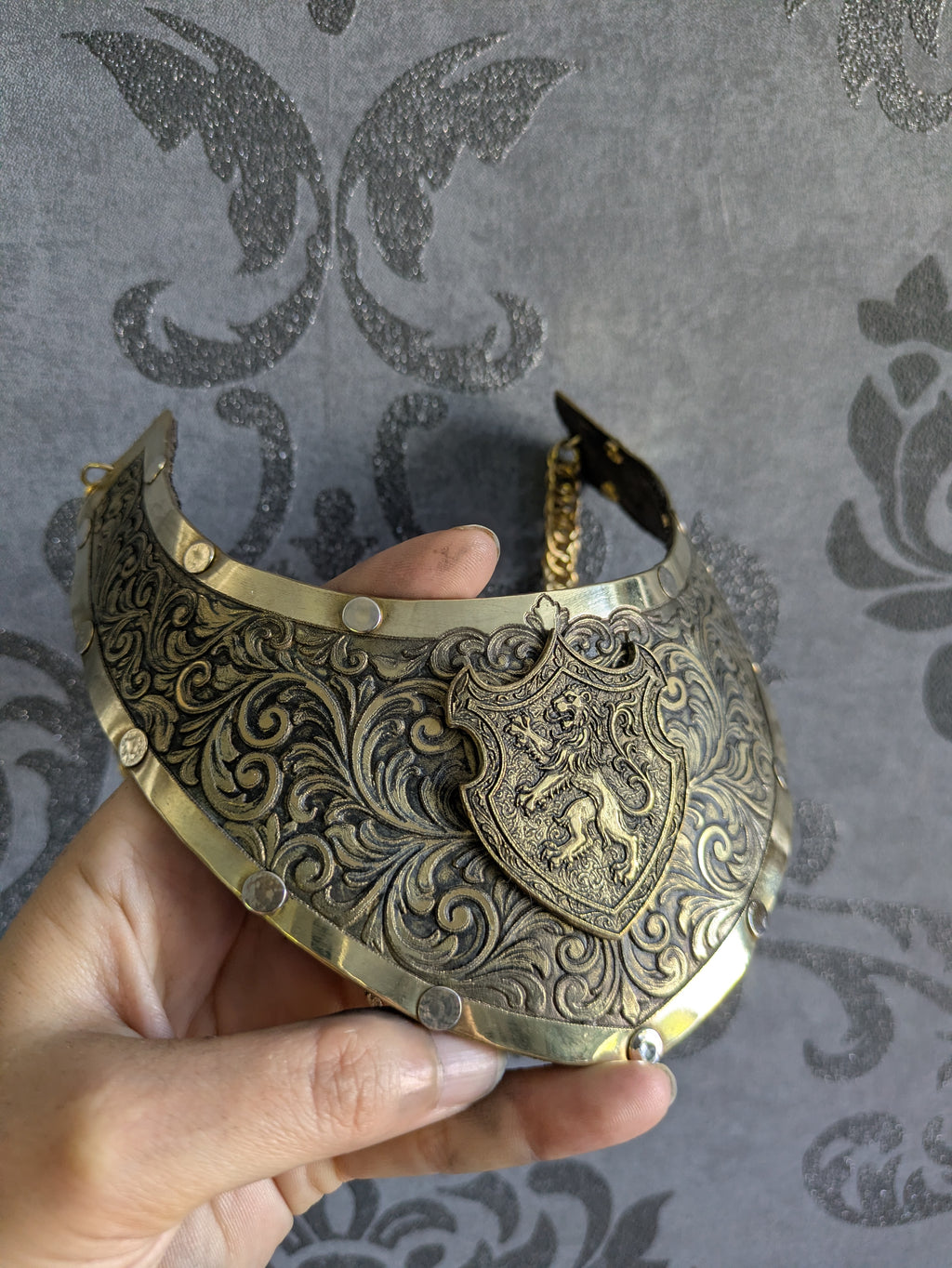 Collier Plastron Gorget – Blason Lion Héraldique Laiton