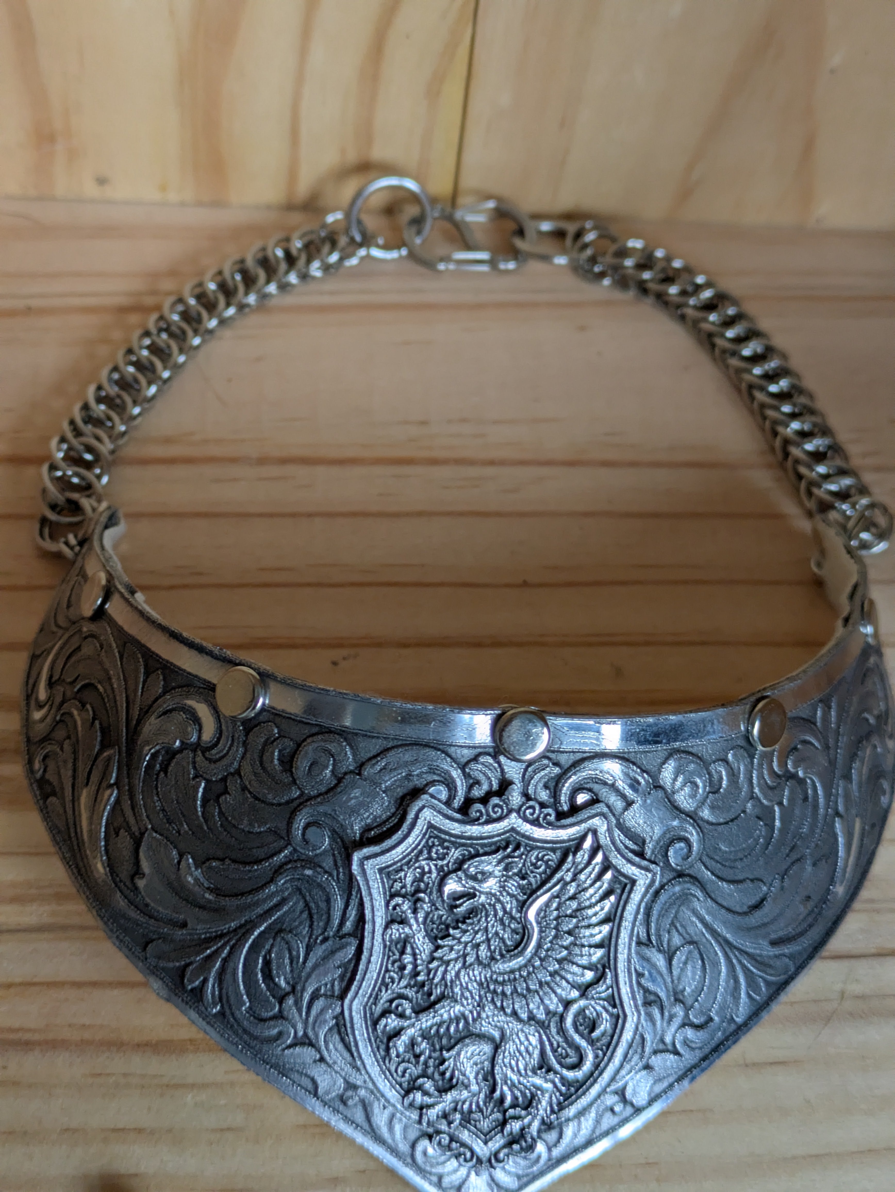 Collier Plastron Gorget – Blason Griffon Héraldique Aluminium