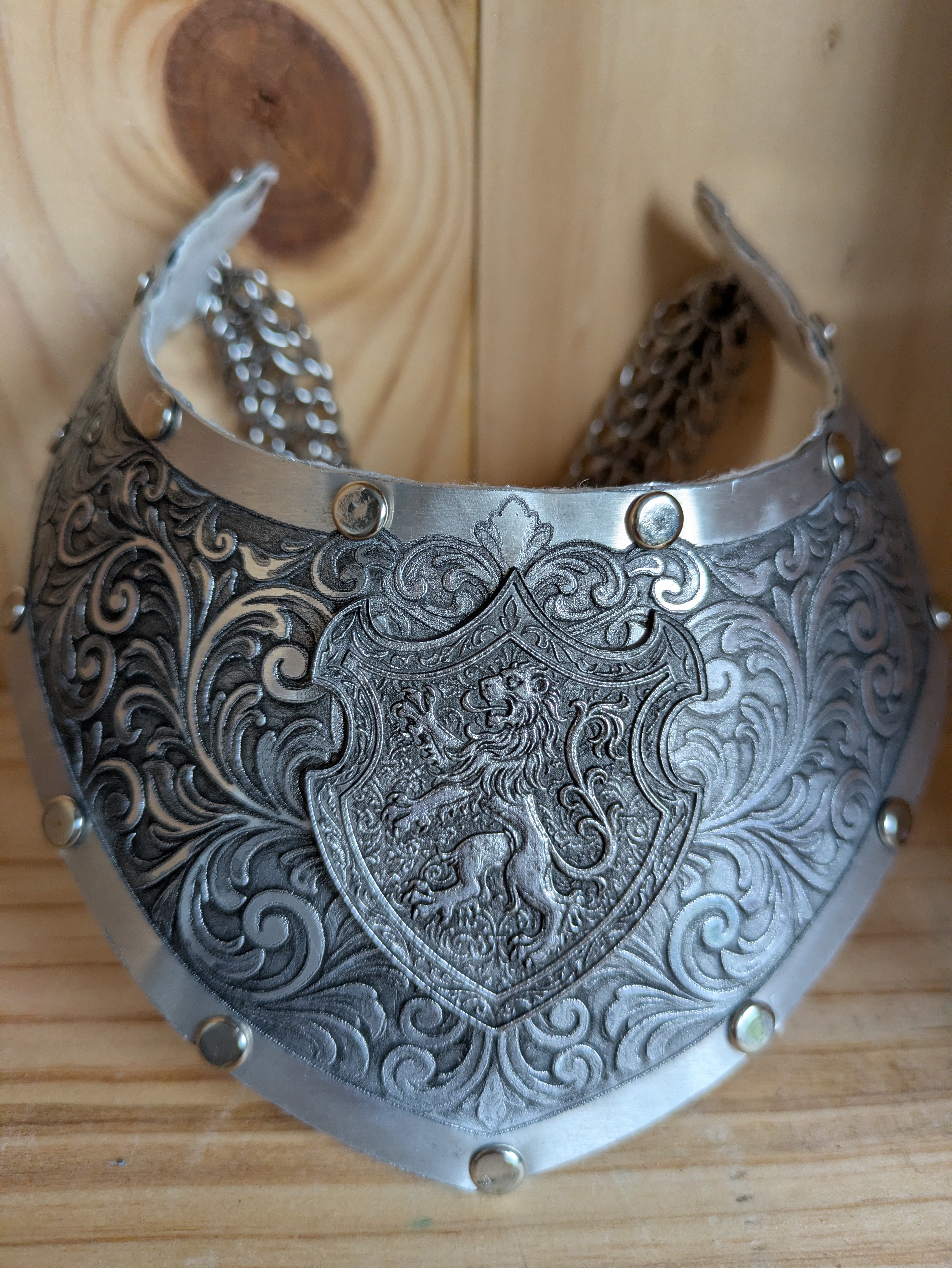 Collier Plastron Gorget – Blason Lion Héraldique Aluminium
