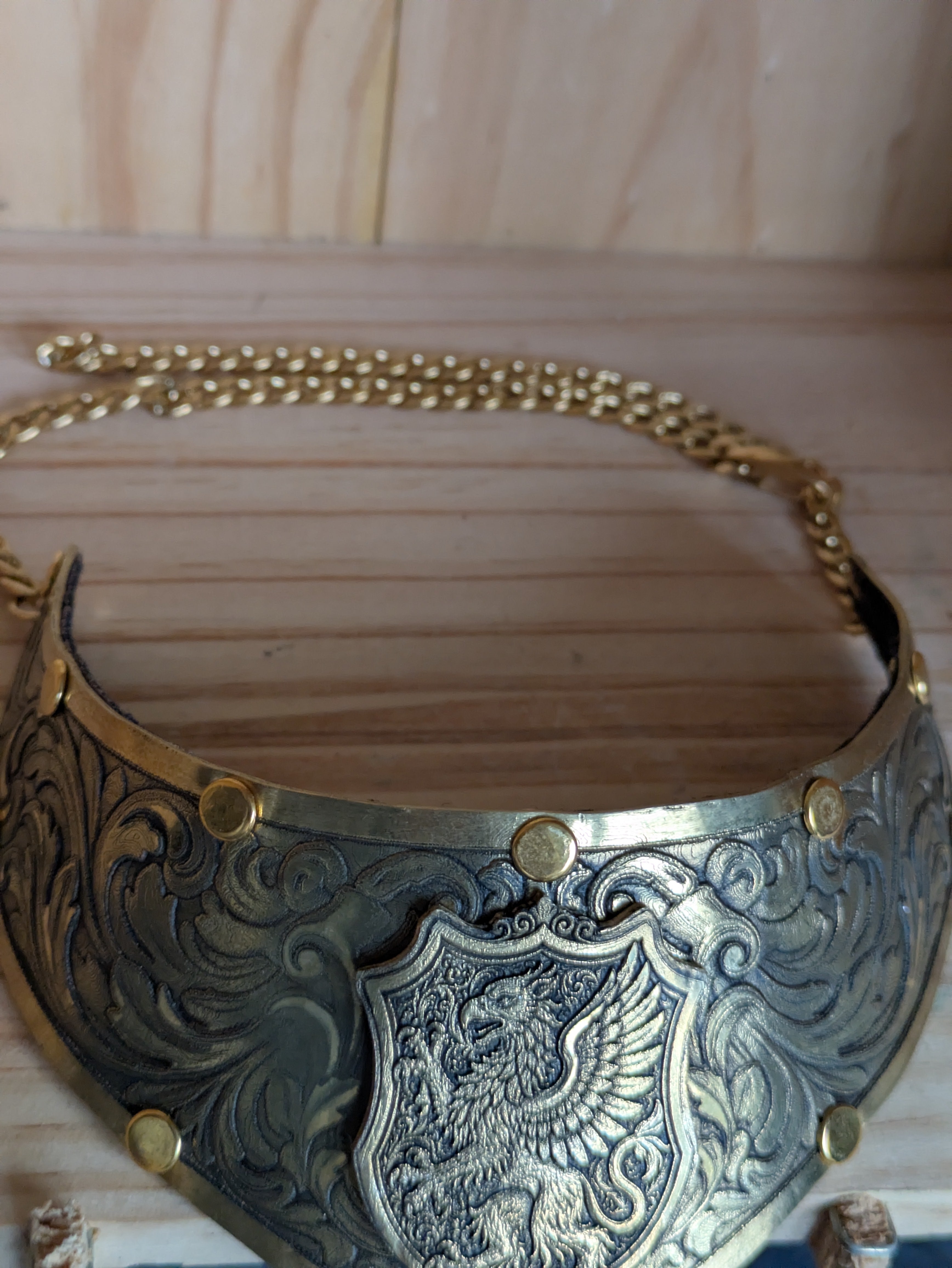 Collier Plastron Gorget Laiton – Blason Griffon Héraldique